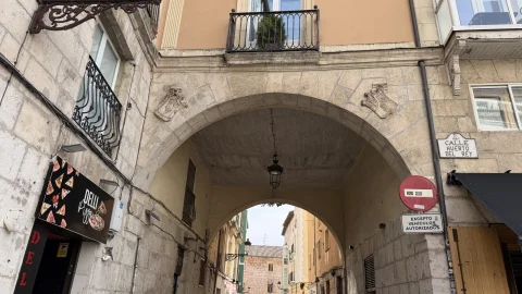 Perspectiva del arco de piedra de medio punto con escudos heráldicos