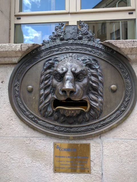 Buzón histórico de bronce con forma de león para correo provincial
