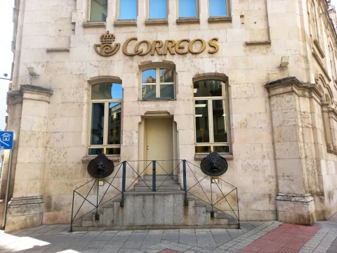 Fachada trasera de piedra del edificio de Correos con escalinatas