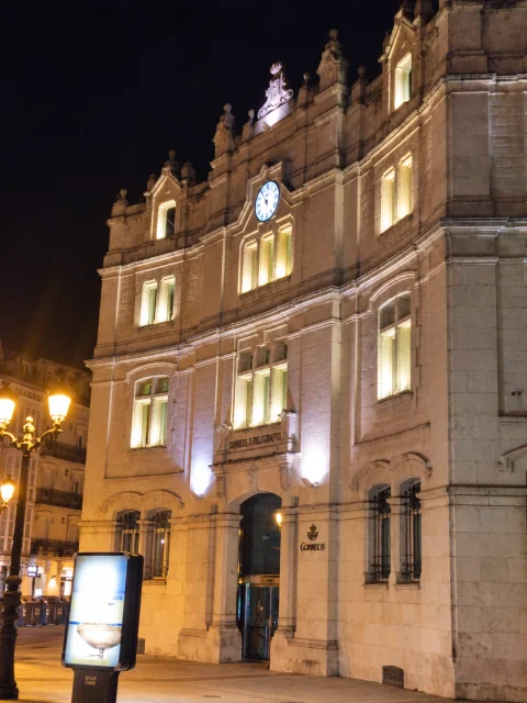 Iluminación nocturna de la fachada principal de Correos