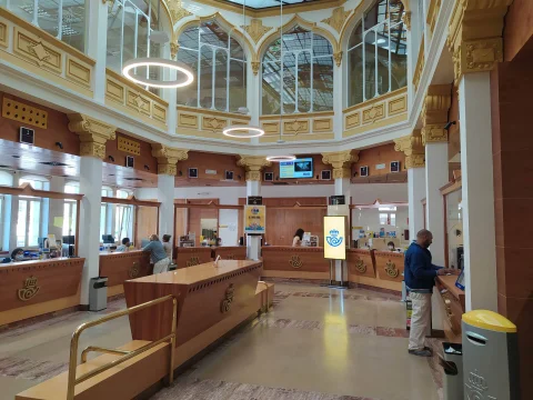 Patio de operaciones y mostradores de atención al cliente