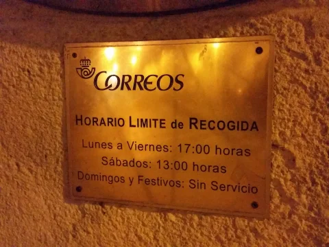 Placa informativa de latón con los horarios de recogida de Correos