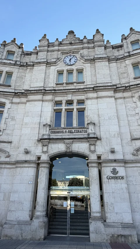 Puerta de acceso principal al edificio de Correos