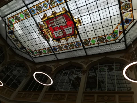 Vidriera policromada del techo interior del Palacio de Comunicaciones