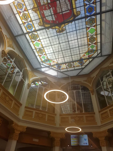 Vista contrapicada de la vidriera interior del edificio de Correos