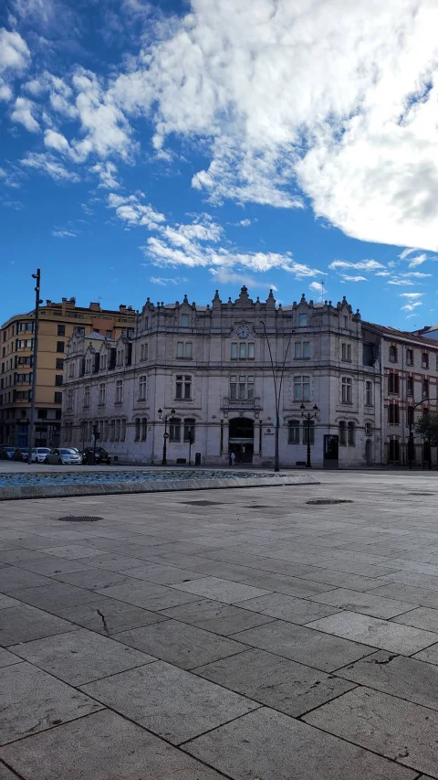 Vista panorámica frontal del Palacio de Comunicaciones desde la plaza