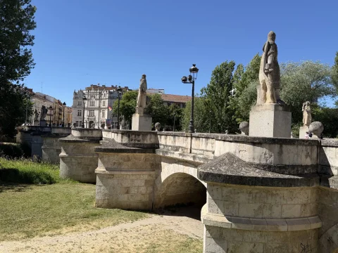 Vista angular de los tajamares con las esculturas cidianas y el edificio de Correos al fondo