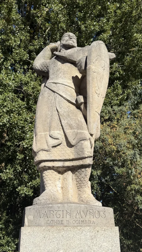 Escultura monumental de Martín Muñoz (Conde de Coímbra) con escudo normando y cota de malla
