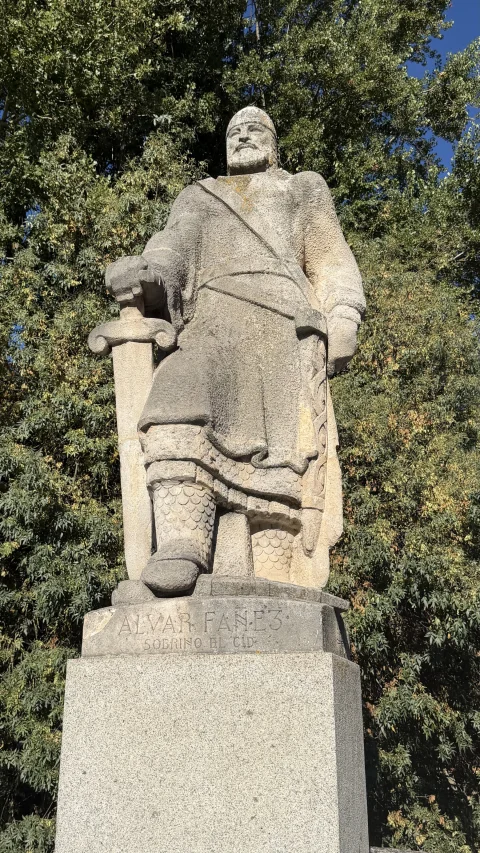 Estatua en piedra de Álvar Fáñez «Sobrino del Cid» empuñando la espada