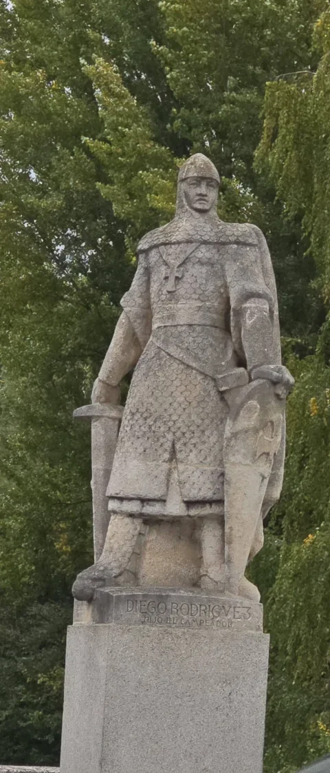 Estatua en piedra arenisca de Diego Rodríguez, hijo de El Cid Campeador, con cota de malla y escudo