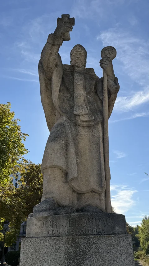 Estatua en piedra arenisca de Don Jerónimo (Obispo de Valencia) con báculo y cruz alzada