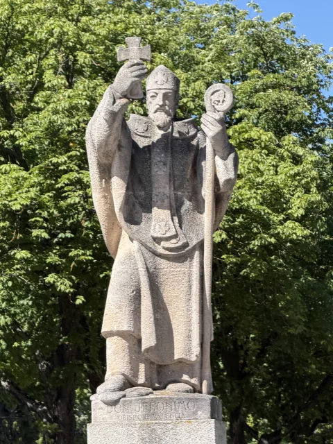 Monumento a Don Jerónimo, Obispo de Valencia, en contrapicado sobre pedestal con inscripción conmemorativa