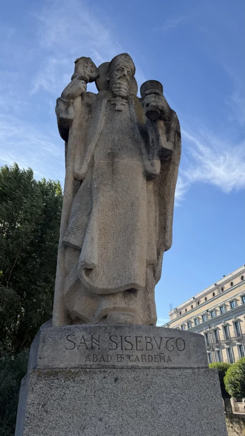 Monumento en piedra a San Sisebuto (Abad de Cardeña) sosteniendo cáliz y báculo