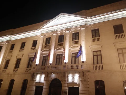 Frontón triangular e iluminación nocturna en la fachada noble del Palacio de la Diputación