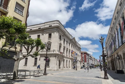 Panorámica peatonal del Paseo del Espolón flanqueada por la Diputación Provincial y farolas clásicas
