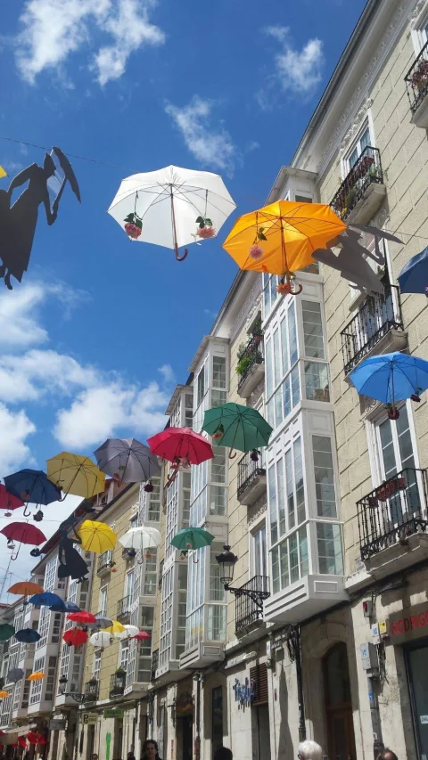 Decoración de paraguas de colores en la calle peatonal