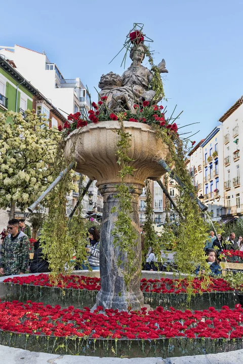 Fuente de la Flora engalanada con cláveles rojos