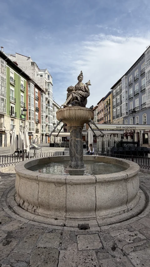 Perspectiva frontal de la Fuente de la Flora
