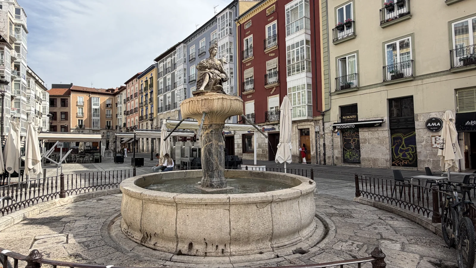 Fuente de la Flora en el centro de la plaza