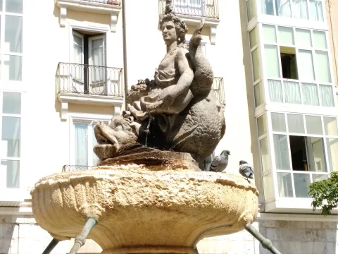 Vista contrapicada de la escultura de la Fuente de la Flora