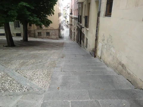 Tramo de escaleras y pavimento empedrado