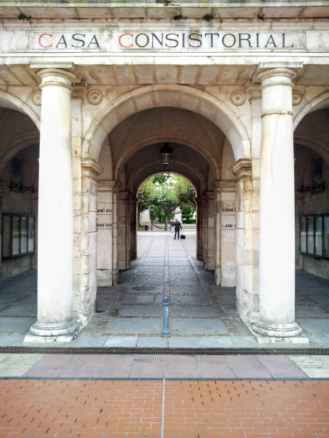 Arco central del Ayuntamiento con marcas de riadas históricas