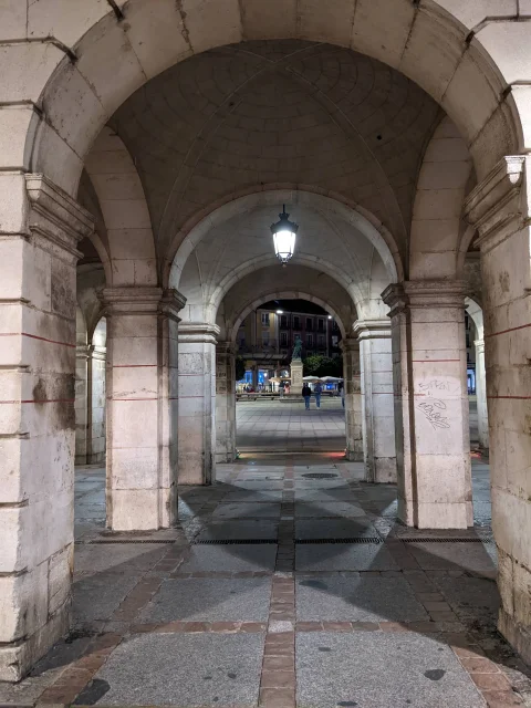 Arquería soportalada del Ayuntamiento de Burgos con vista nocturna a la Plaza Mayor