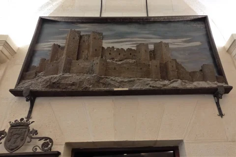 Cuadro en altorrelieve de piedra o escayola que representa las murallas y torres del antiguo Castillo de Burgos