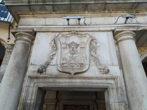 Detalle tallado en piedra del escudo de Burgos sobre la entrada consistorial