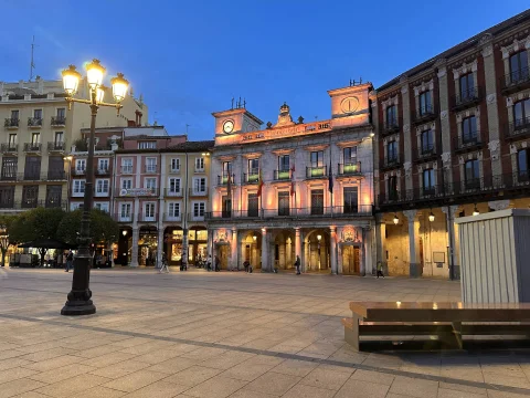 Iluminación crepuscular de la Plaza Mayor y la fachada del Ayuntamiento
