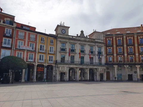 Panorámica de la Casa Consistorial y alineación de fachadas históricas