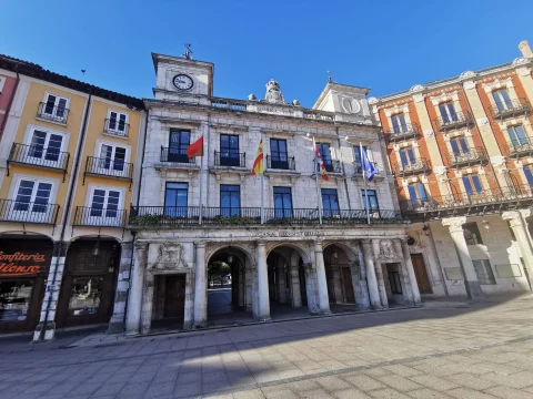 Perspectiva angular del Ayuntamiento de Burgos con soportales de piedra en la base