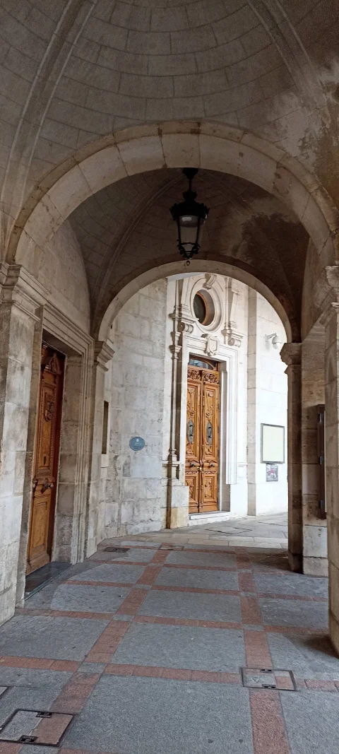 Perspectiva de las arcadas y puertas nobles bajo los portales del Ayuntamiento