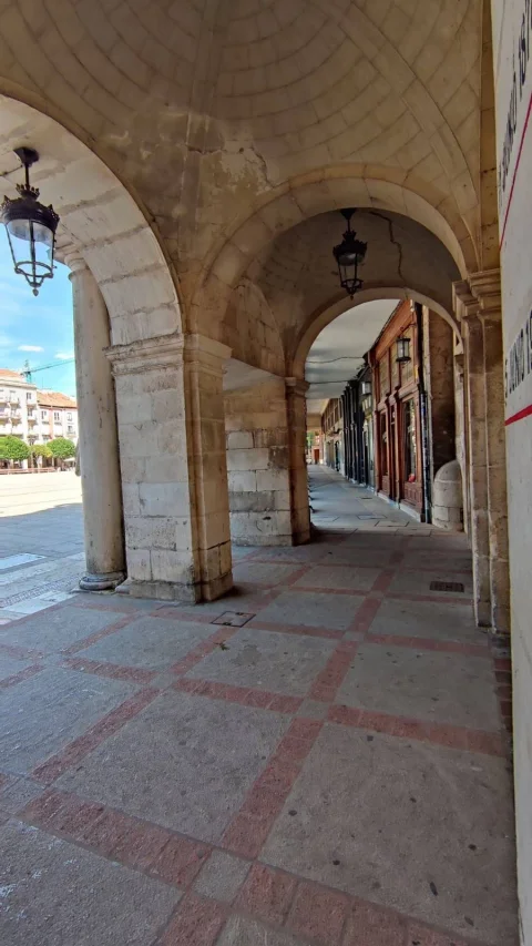 Perspectiva de los soportales abovedados de la Casa Consistorial de Burgos