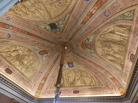 Pinturas en relieve del techo del Despacho de Alcaldía