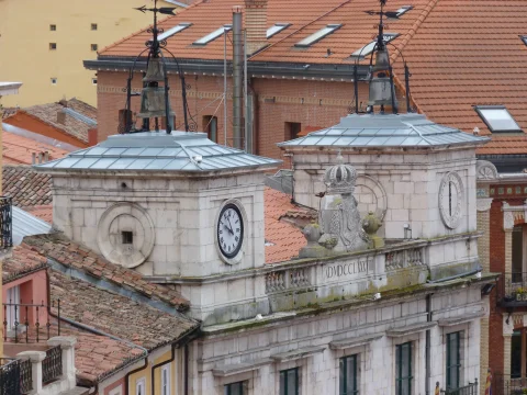Plano detalle de los campanarios, relojes e inscripción en la parte superior del Ayuntamiento de Burgos