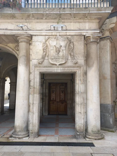 Puerta de madera del Ayuntamiento de Burgos