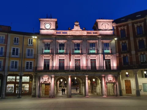 Vista frontal nocturna de la Casa Consistorial de Burgos iluminada