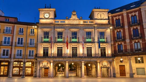 Vista nocturna iluminada de la fachada neoclásica del Ayuntamiento de Burgos