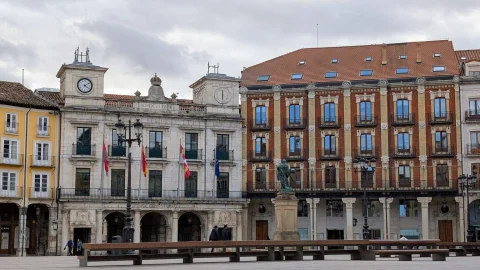 Vista de la plaza pavimentada con la estatua de Carlos III en primer plano y la fachada del Ayuntamiento al fondo