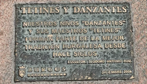 Placa de bronce en el suelo con el título Tetines y Danzantes, el escultor y diciembre de 2006