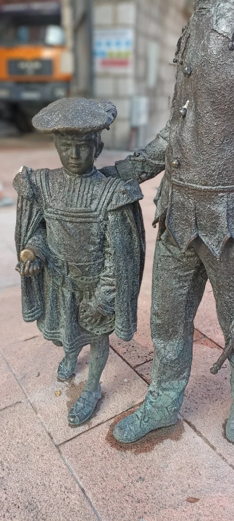 El niño danzante de bronce con tonelete y gorra de paje del siglo XVI, en la plaza de Alonso Martínez