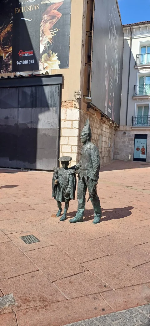 El tetín de bronce con su caperuza en punta y el traje de rombos, maestro de los Danzantes de Burgos