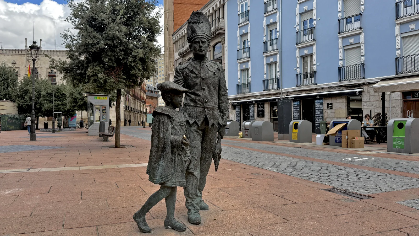 Escultura de Los Tetines y Danzantes de Burgos, el niño danzante y su maestro en bronce a pie de calle