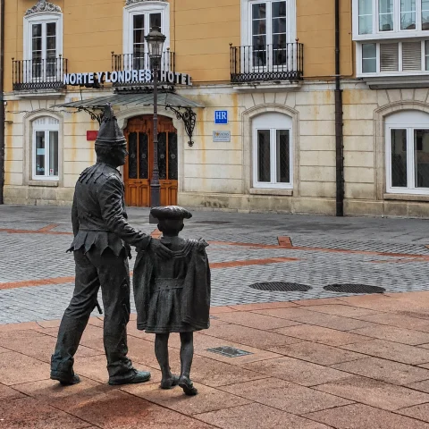 Vista trasera de la escultura del Tenín y el Danzante