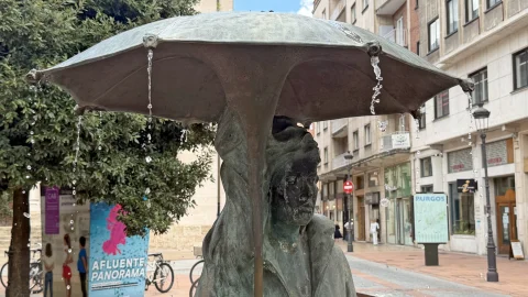 Detalle del paraguas de bronce con el agua cayendo por las puntas de las varillas