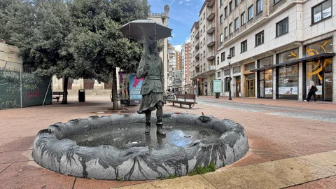 Fuente de la Mujer con Paraguas