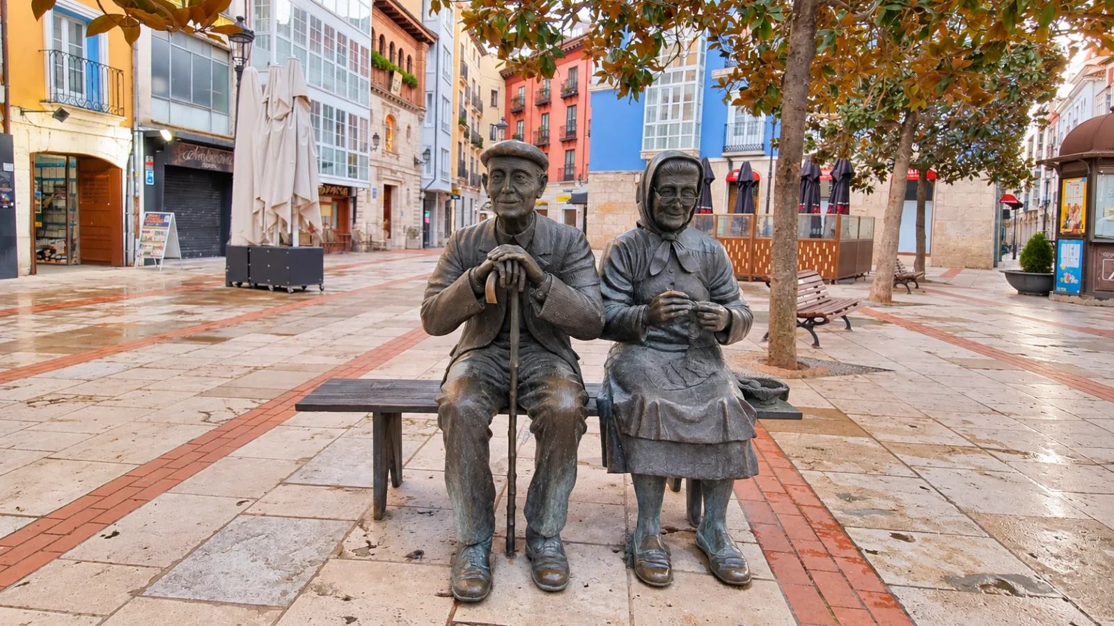 Los Abuelos sentados de Burgos, grupo de bronce de Ángel Gil Cuevas en la calle Laín Calvo