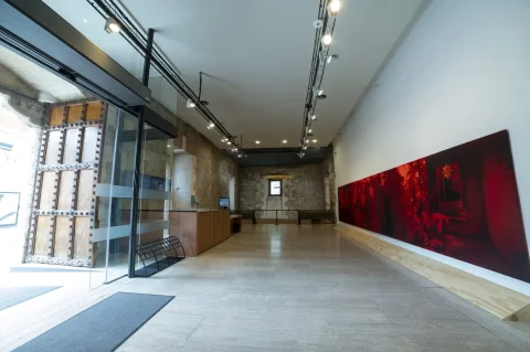 Entradas de cristal y portón de madera en la recepción principal de Cultural Cordón