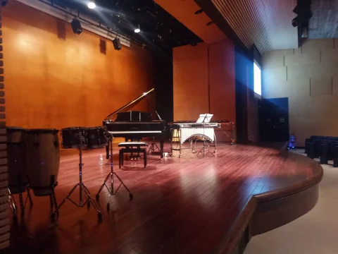 Escenario del auditorio con instrumentos musicales listos para una actuación